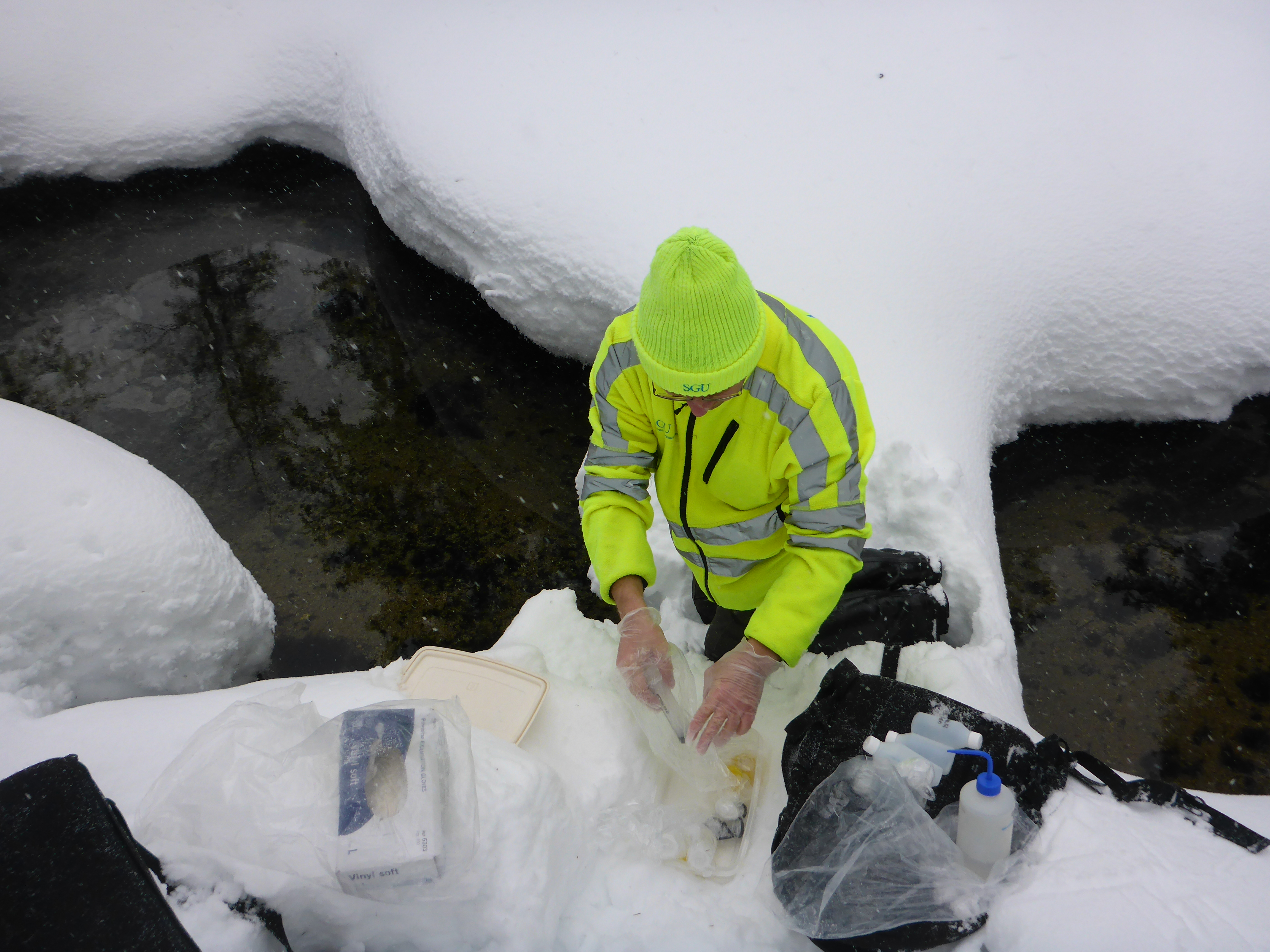 grundvattenkälla i snö