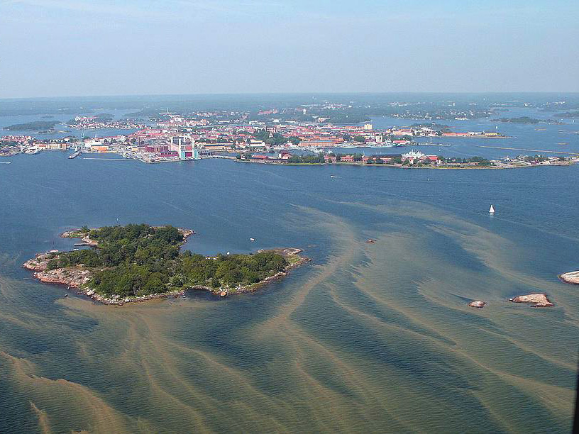 Flygfoto på algblomning utanför Karlskrona