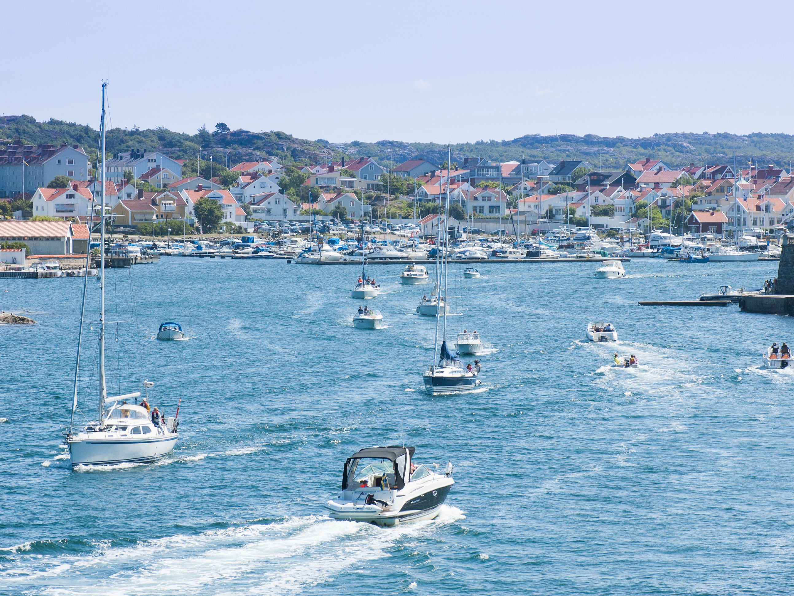 båttrafik genom sund på västkusten