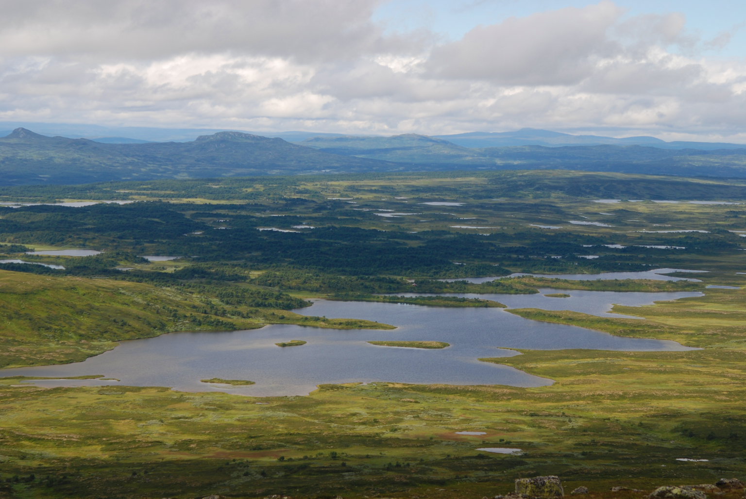 Vy över sjö i fjällen.
