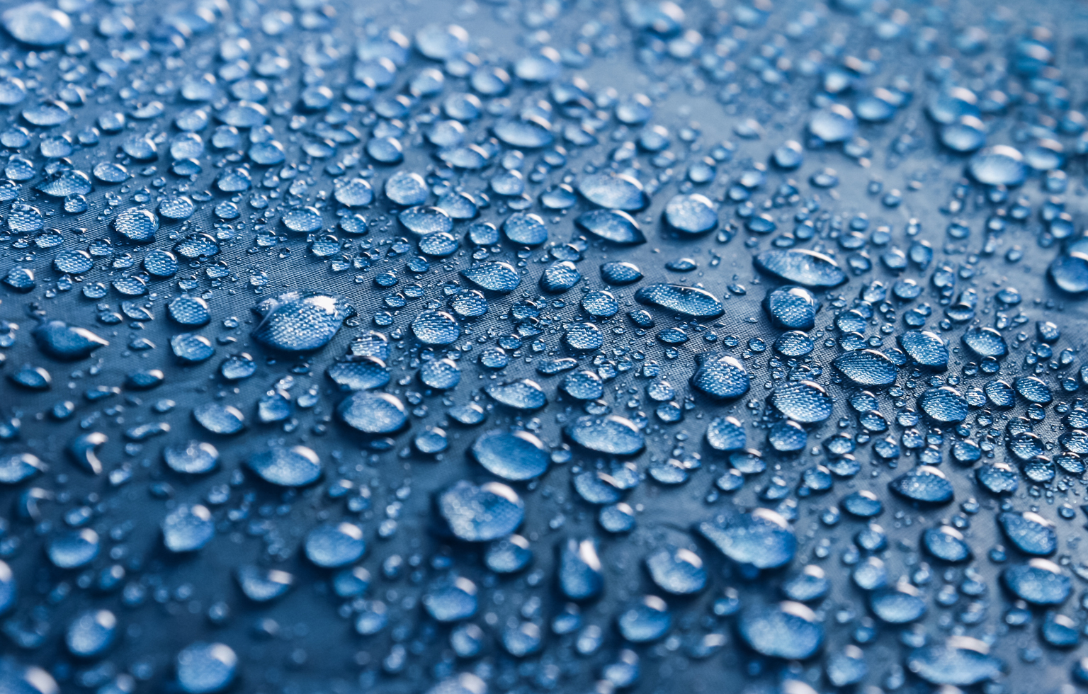Vattendroppar på impregnerad textil.