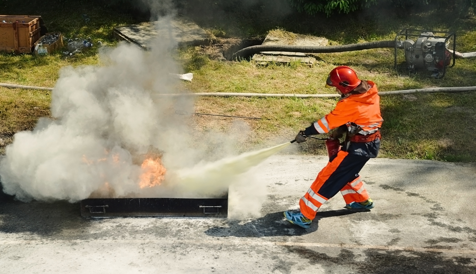 Brandsläckning med skum pågår.