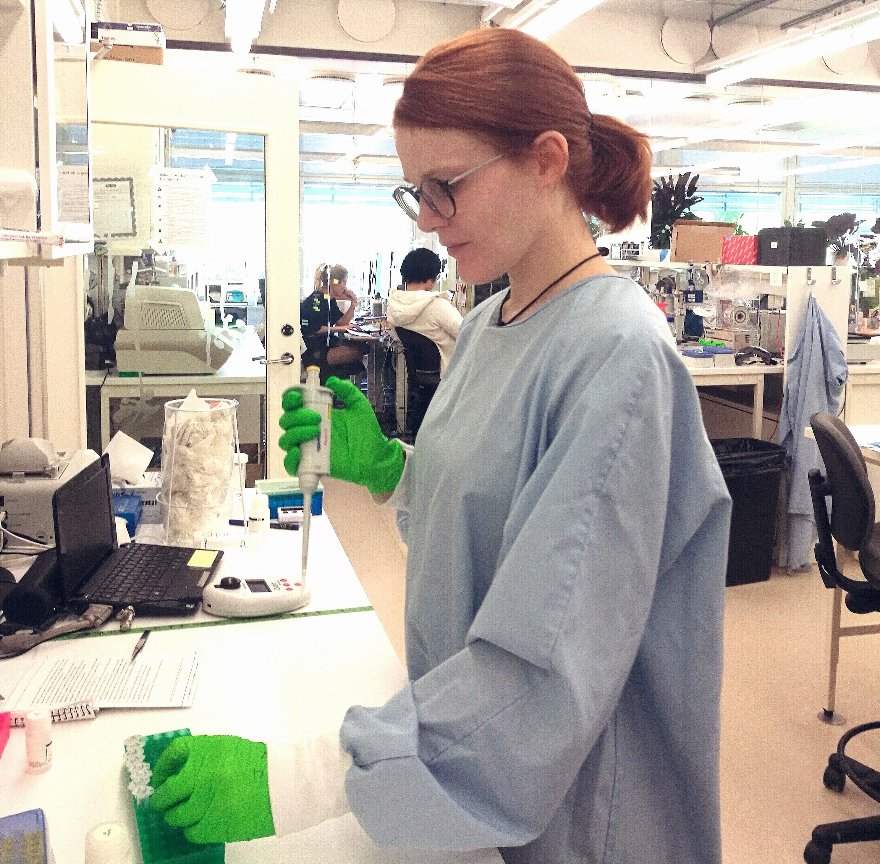 Person jobbar i laboratorium