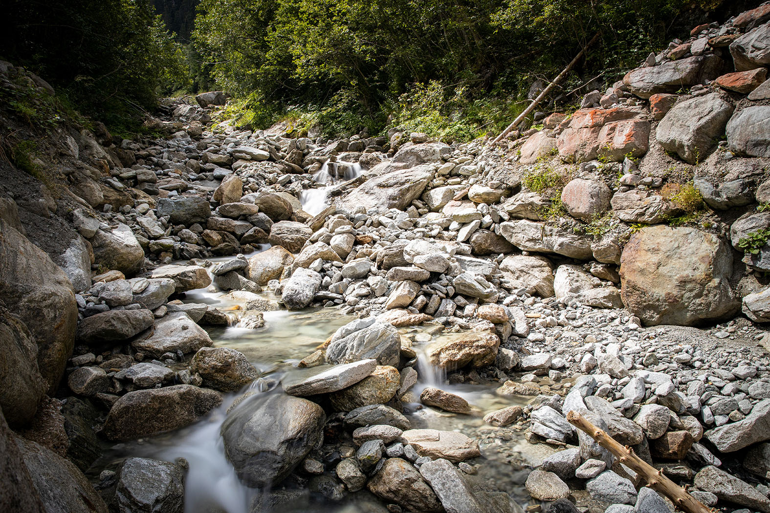 Bild av uttorkat vattendrag