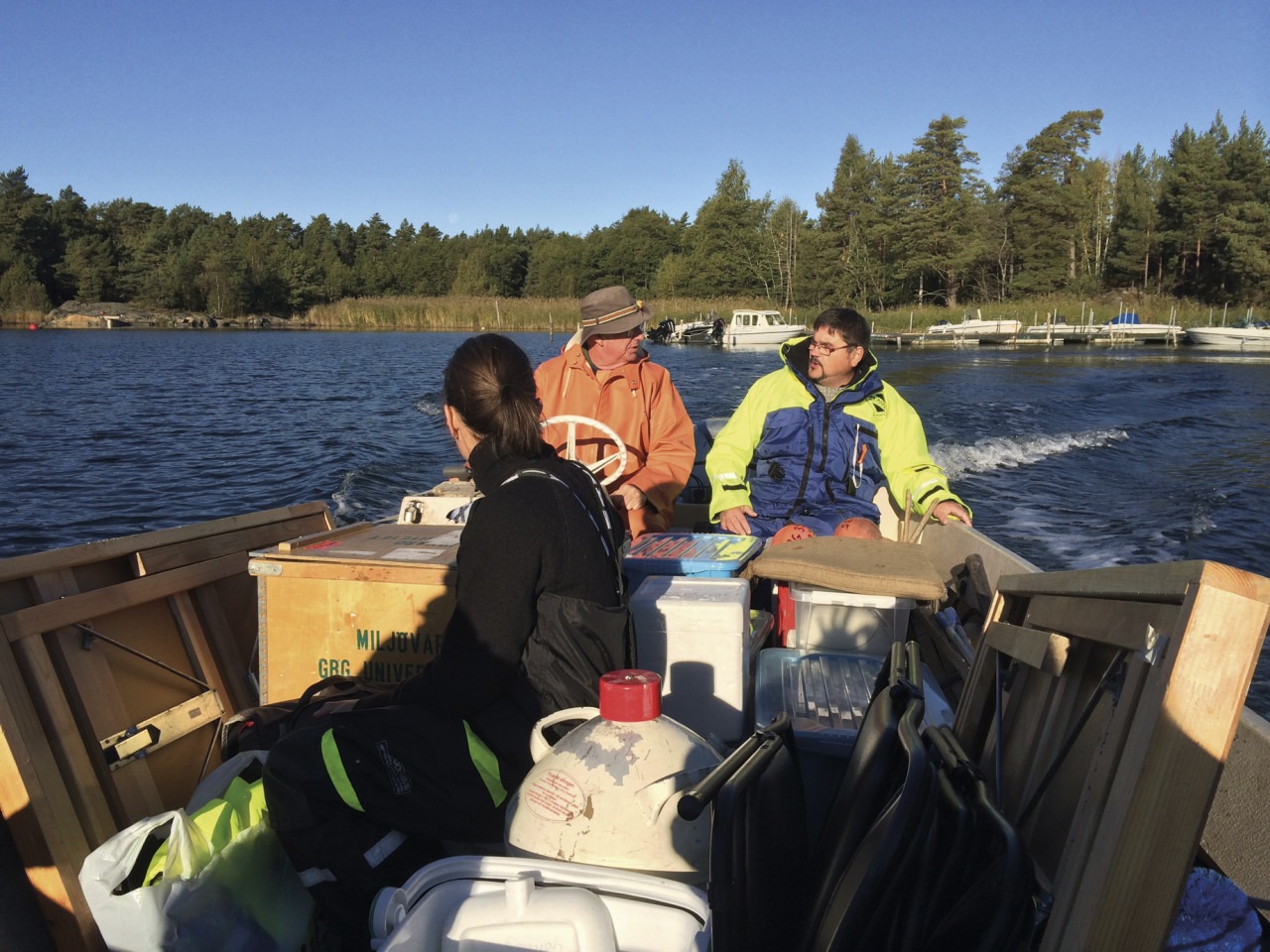 Provtagare och utrustning i båt på Kvädöfjärden