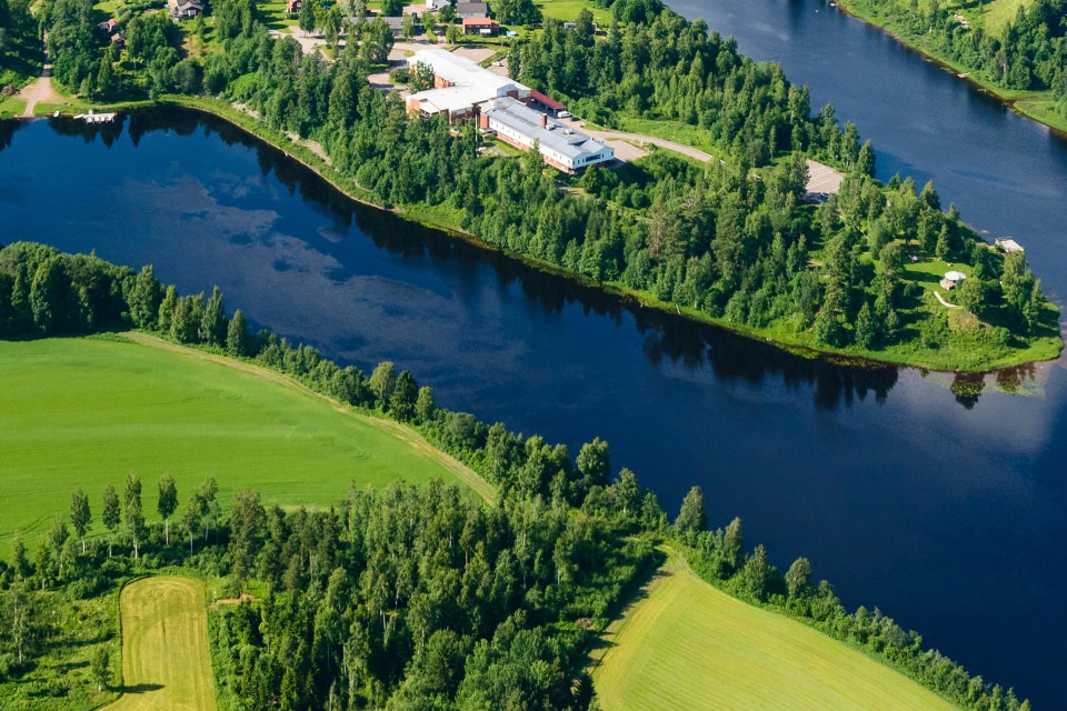 Älvmötet en solig sommarkväll ur fågelperspektiv. Foto.