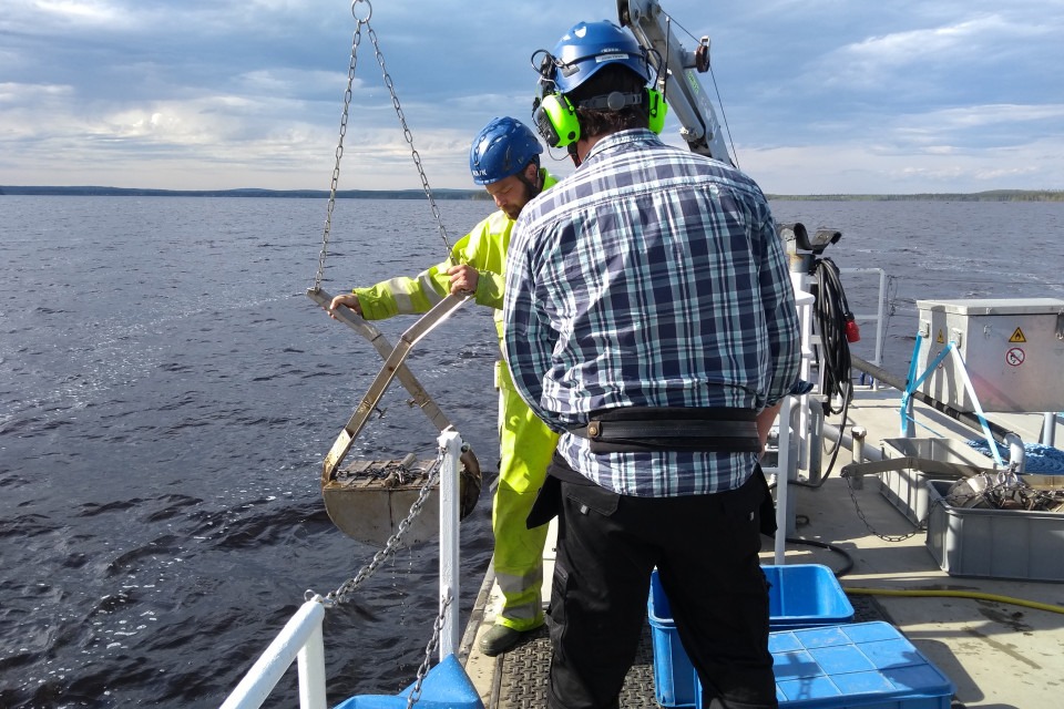 Provtagare med huggare i Östersjön