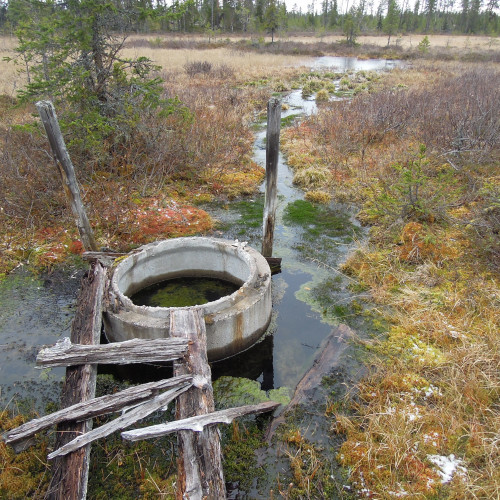cementrör med vattenyta runt
