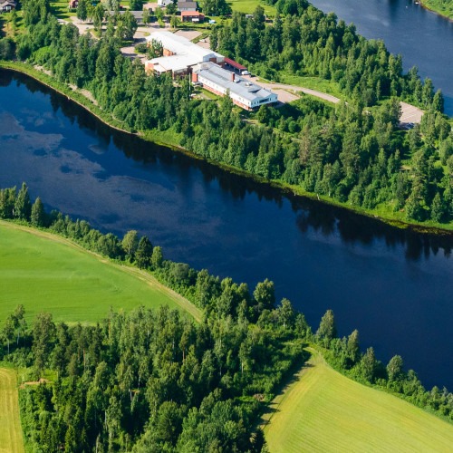 Älvmötet en solig sommarkväll ur fågelperspektiv. Foto.