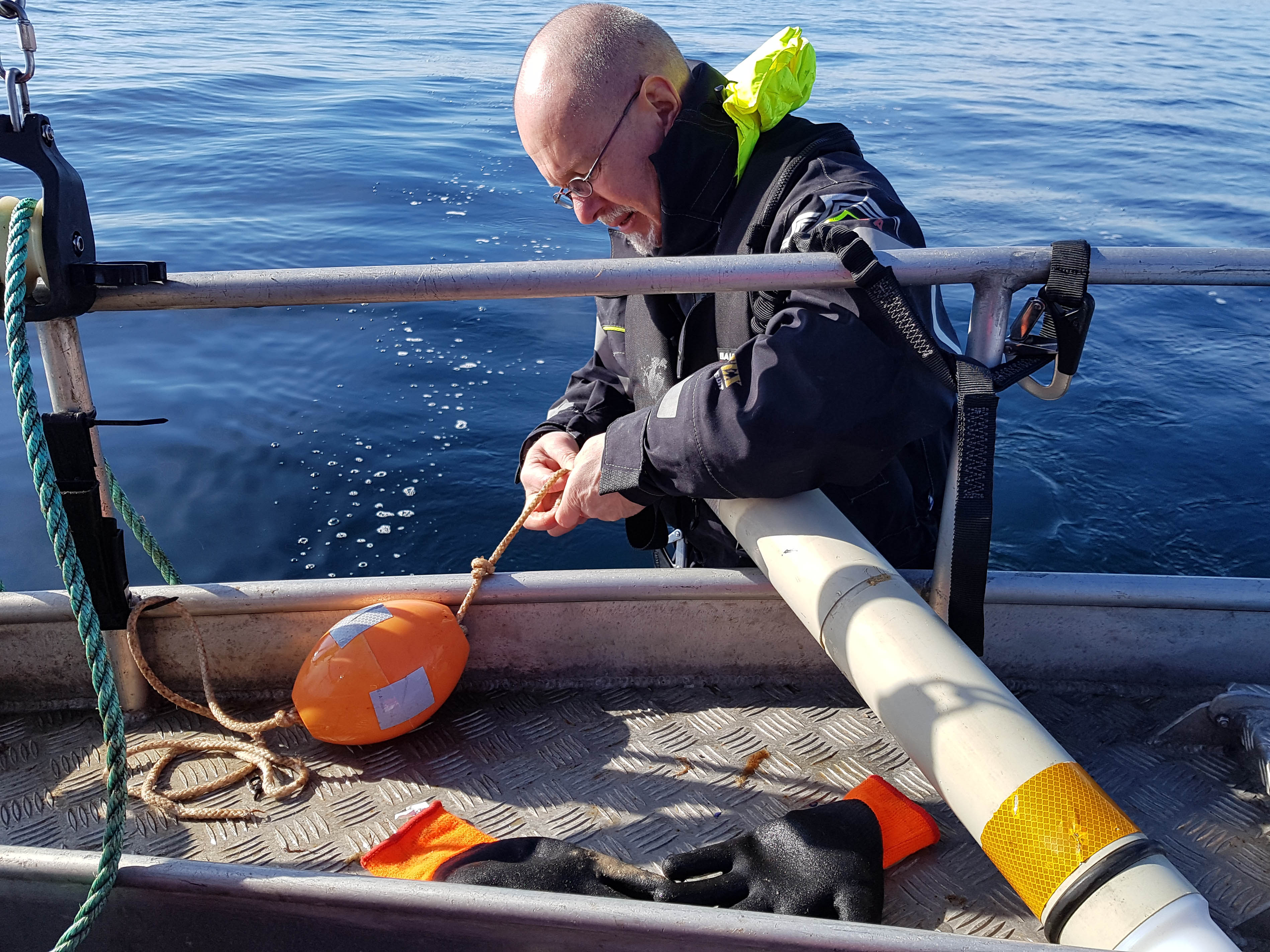 Båt och instrument som används för att övervaka tumlare