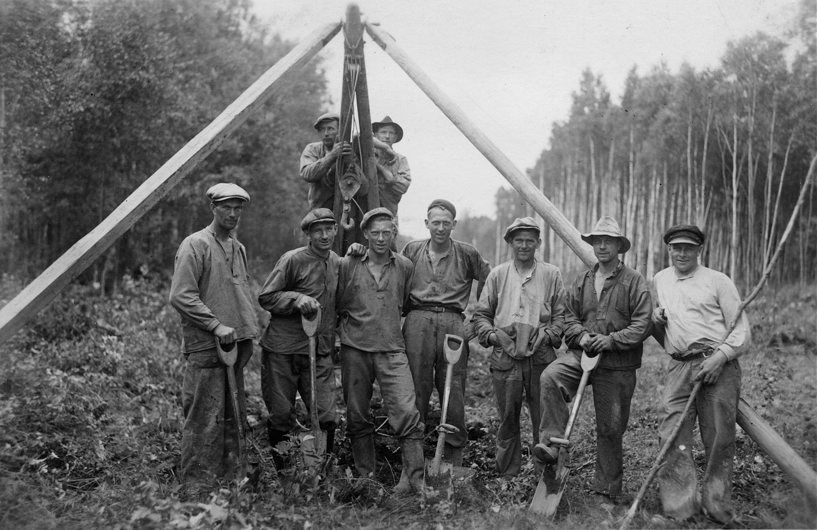 ädre bild på personer som arbetar med dikesutgrävning