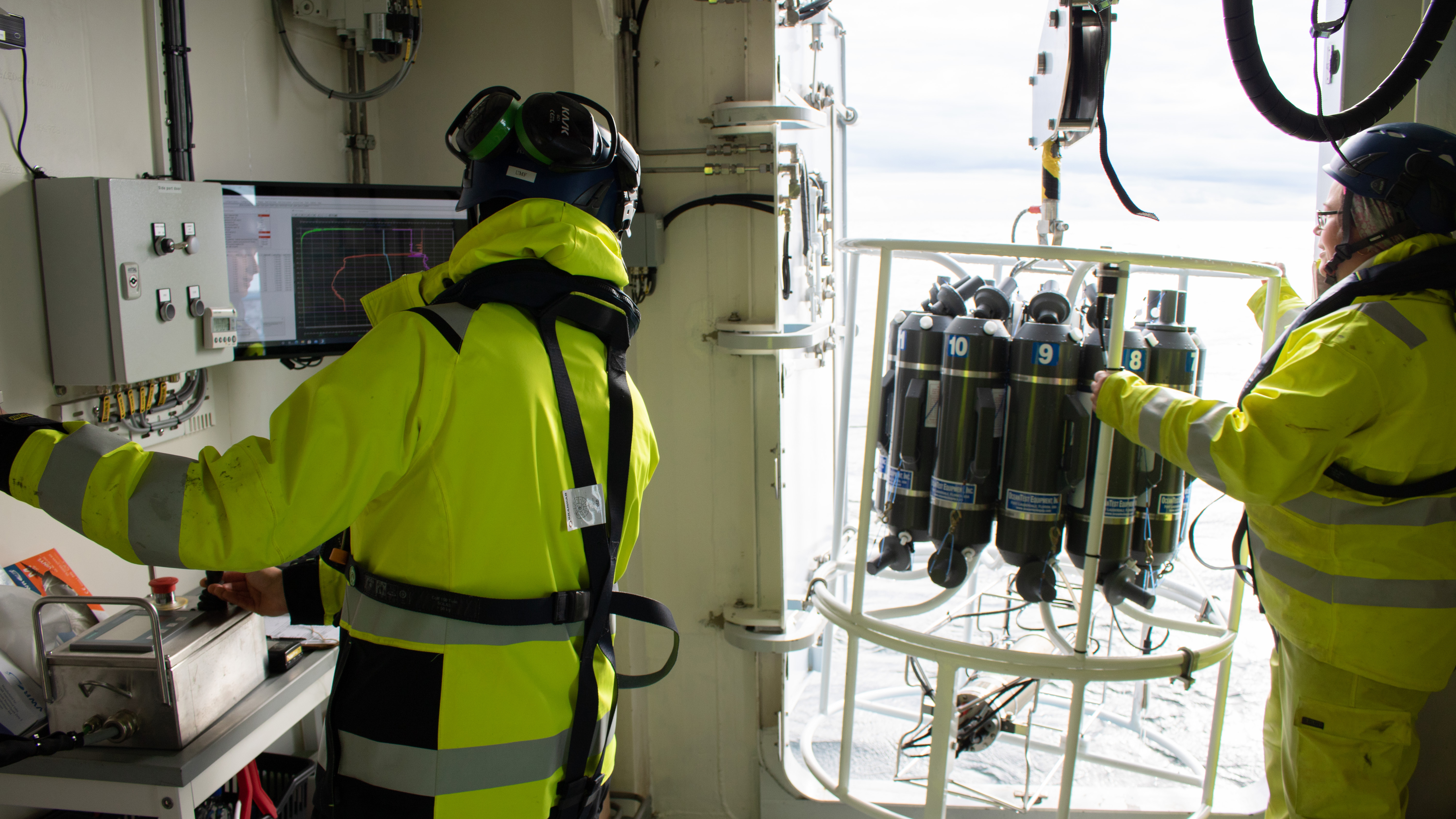 Person tittar ut över havet från relingen på en båt